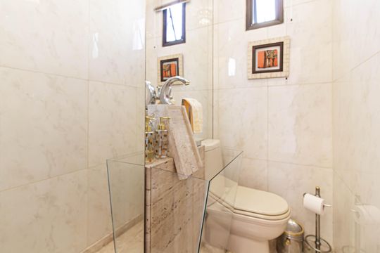Apartamento mobiliado com 4 quartos, 1 suíte, quintal e piscina no condomínio, ideal para comprar. — Lavabo Terraço privativo