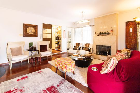 Apartamento mobiliado com 4 quartos, 1 suíte, quintal e piscina no condomínio, ideal para comprar. — Área Gourmet - Sala