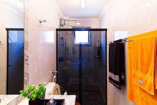 Apartamento mobiliado com 4 quartos, 1 suíte, quintal e piscina no condomínio, ideal para comprar. — Banheiro