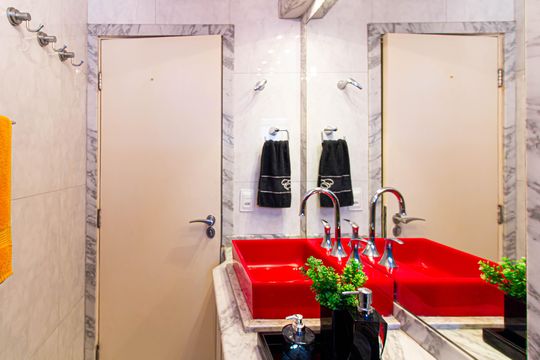Apartamento mobiliado com 4 quartos, 1 suíte, quintal e piscina no condomínio, ideal para comprar. — Banheiro