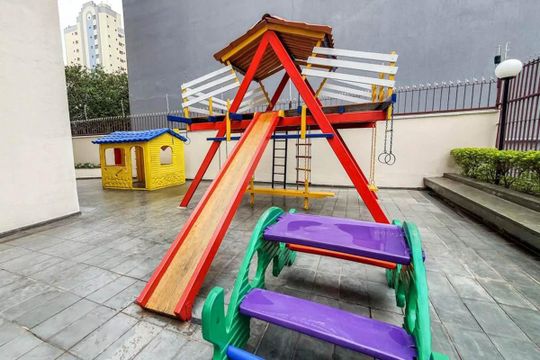 Apartamento mobiliado com 4 quartos, 1 suíte, quintal e piscina no condomínio, ideal para comprar. — Área comum