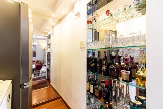 Apartamento mobiliado com 4 quartos, 1 suíte, quintal e piscina no condomínio, ideal para comprar. — Área Gourmet