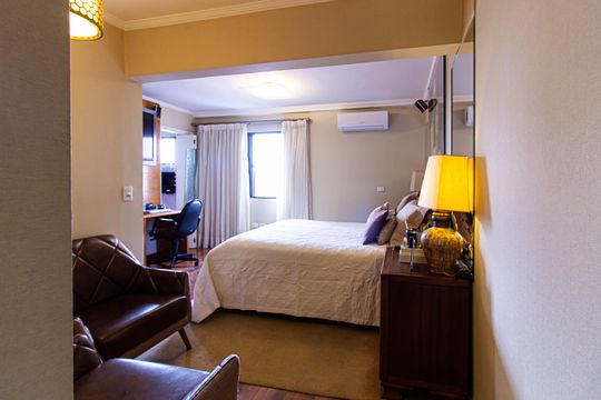 Apartamento mobiliado com 4 quartos, 1 suíte, quintal e piscina no condomínio, ideal para comprar. — Suíte
