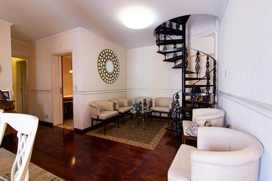 Apartamento mobiliado com 4 quartos, 1 suíte, quintal e piscina no condomínio, ideal para comprar. — Sala - Sala de Jantar