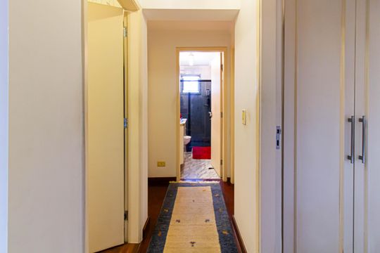 Apartamento mobiliado com 4 quartos, 1 suíte, quintal e piscina no condomínio, ideal para comprar. — Corredor