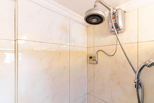 Apartamento mobiliado com 4 quartos, 1 suíte, quintal e piscina no condomínio, ideal para comprar. — Banheiro da Suíte
