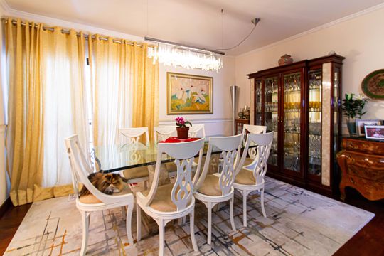 Apartamento mobiliado com 4 quartos, 1 suíte, quintal e piscina no condomínio, ideal para comprar. — foto 1