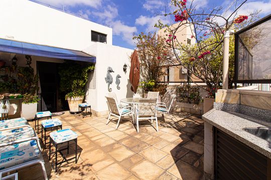 Apartamento mobiliado com 4 quartos, 1 suíte, quintal e piscina no condomínio, ideal para comprar. — Terraço privativo
