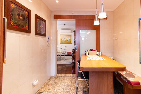 Apartamento mobiliado com 4 quartos, 1 suíte, quintal e piscina no condomínio, ideal para comprar. — Cozinha