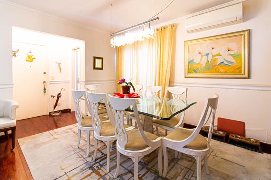 Apartamento mobiliado com 4 quartos, 1 suíte, quintal e piscina no condomínio, ideal para comprar. — Sala - Sala de Jantar