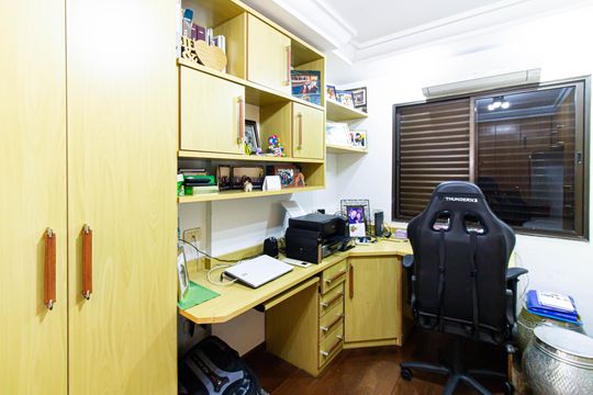 Apartamento mobiliado com 4 quartos, 1 suíte, quintal e piscina no condomínio, ideal para comprar. — Quarto 3
