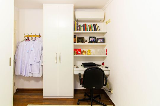 Apartamento mobiliado com 4 quartos, 1 suíte, quintal e piscina no condomínio, ideal para comprar. — Quarto 2