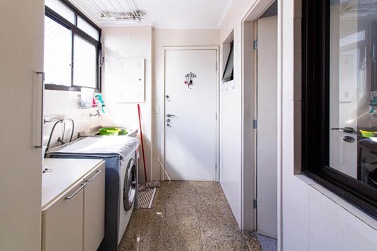 Apartamento mobiliado com 4 quartos, 1 suíte, quintal e piscina no condomínio, ideal para comprar. — Área de Serviço
