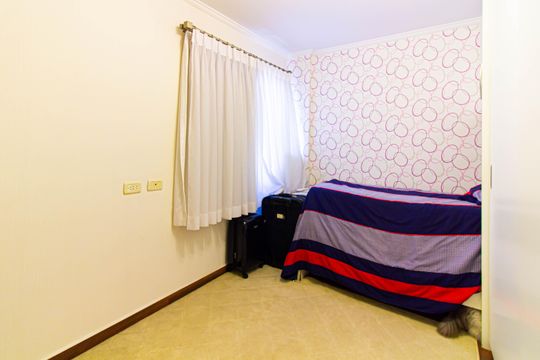 Apartamento mobiliado com 4 quartos, 1 suíte, quintal e piscina no condomínio, ideal para comprar. — Quarto 2