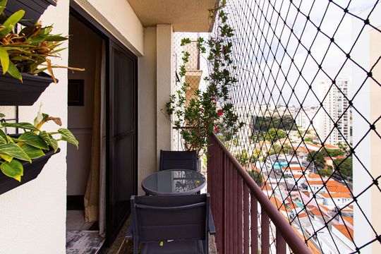 Apartamento mobiliado com 4 quartos, 1 suíte, quintal e piscina no condomínio, ideal para comprar. — Varanda da Sala