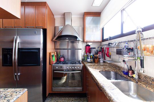 Apartamento mobiliado com 4 quartos, 1 suíte, quintal e piscina no condomínio, ideal para comprar. — Cozinha