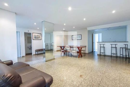 Apartamento mobiliado com 4 quartos, 1 suíte, quintal e piscina no condomínio, ideal para comprar. — Área comum
