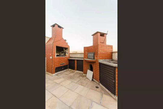 Apartamento mobiliado com 4 quartos, 1 suíte, quintal e piscina no condomínio, ideal para comprar. — Área comum - Churrasqueira