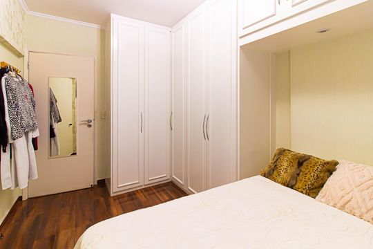 Apartamento mobiliado com 4 quartos, 1 suíte, quintal e piscina no condomínio, ideal para comprar. — Quarto 1