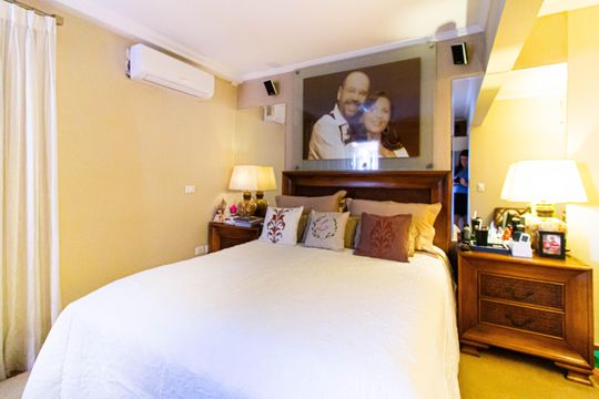 Apartamento mobiliado com 4 quartos, 1 suíte, quintal e piscina no condomínio, ideal para comprar. — Suíte