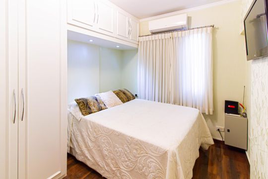 Apartamento mobiliado com 4 quartos, 1 suíte, quintal e piscina no condomínio, ideal para comprar. — Quarto 1
