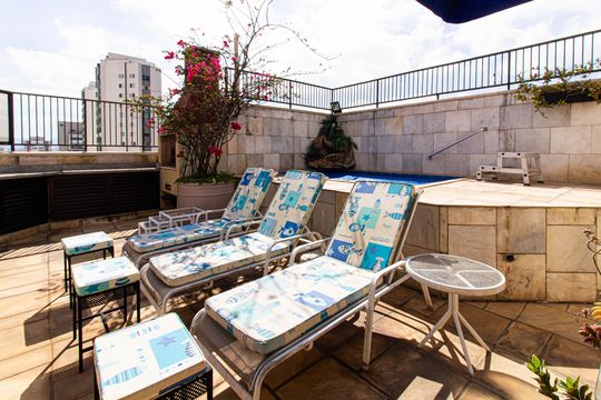 Apartamento mobiliado com 4 quartos, 1 suíte, quintal e piscina no condomínio, ideal para comprar. — Terraço privativo