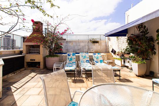 Apartamento mobiliado com 4 quartos, 1 suíte, quintal e piscina no condomínio, ideal para comprar. — Terraço privativo