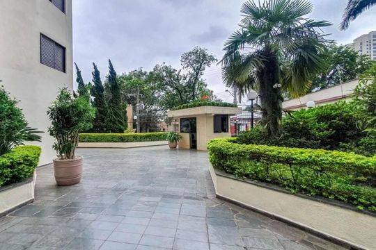 Apartamento mobiliado com 4 quartos, 1 suíte, quintal e piscina no condomínio, ideal para comprar. — Área comum