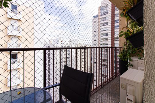 Apartamento mobiliado com 4 quartos, 1 suíte, quintal e piscina no condomínio, ideal para comprar. — Varanda da Sala
