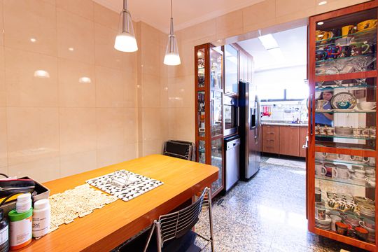 Apartamento mobiliado com 4 quartos, 1 suíte, quintal e piscina no condomínio, ideal para comprar. — Cozinha