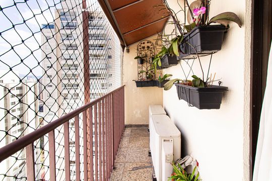 Apartamento mobiliado com 4 quartos, 1 suíte, quintal e piscina no condomínio, ideal para comprar. — Área Gourmet - Varanda