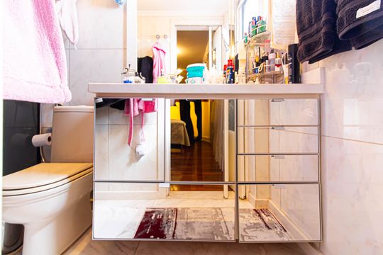 Apartamento mobiliado com 4 quartos, 1 suíte, quintal e piscina no condomínio, ideal para comprar. — Banheiro da Suíte
