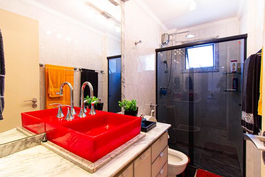 Apartamento mobiliado com 4 quartos, 1 suíte, quintal e piscina no condomínio, ideal para comprar. — Banheiro