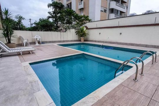 Apartamento mobiliado com 4 quartos, 1 suíte, quintal e piscina no condomínio, ideal para comprar. — Área comum