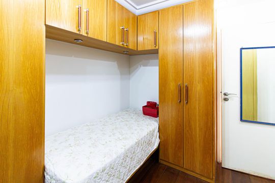 Apartamento mobiliado com 4 quartos, 1 suíte, quintal e piscina no condomínio, ideal para comprar. — Quarto 3