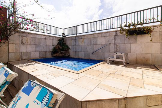 Apartamento mobiliado com 4 quartos, 1 suíte, quintal e piscina no condomínio, ideal para comprar. — Terraço privativo