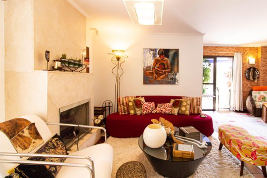 Apartamento mobiliado com 4 quartos, 1 suíte, quintal e piscina no condomínio, ideal para comprar. — Área Gourmet - Sala