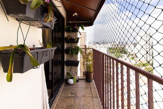 Apartamento mobiliado com 4 quartos, 1 suíte, quintal e piscina no condomínio, ideal para comprar. — Área Gourmet - Varanda