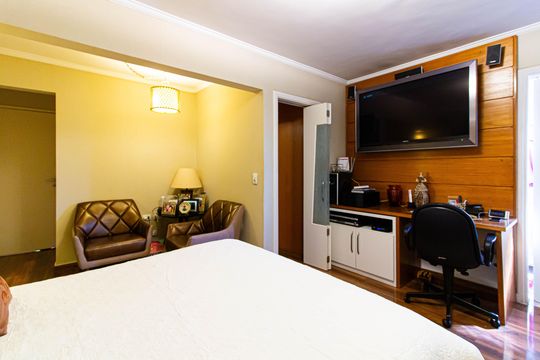 Apartamento mobiliado com 4 quartos, 1 suíte, quintal e piscina no condomínio, ideal para comprar. — Suíte