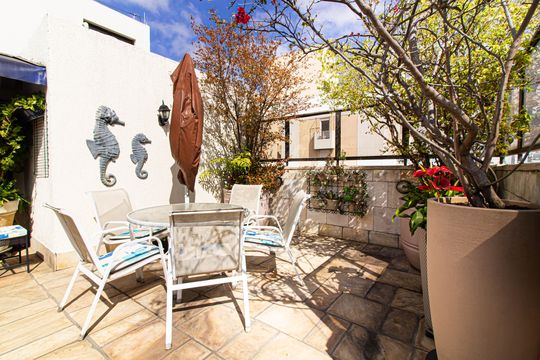 Apartamento mobiliado com 4 quartos, 1 suíte, quintal e piscina no condomínio, ideal para comprar. — Terraço privativo