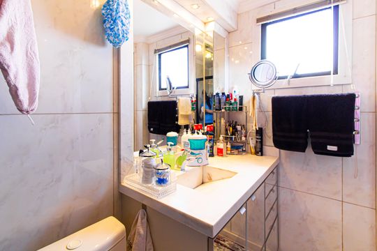 Apartamento mobiliado com 4 quartos, 1 suíte, quintal e piscina no condomínio, ideal para comprar. — Banheiro da Suíte