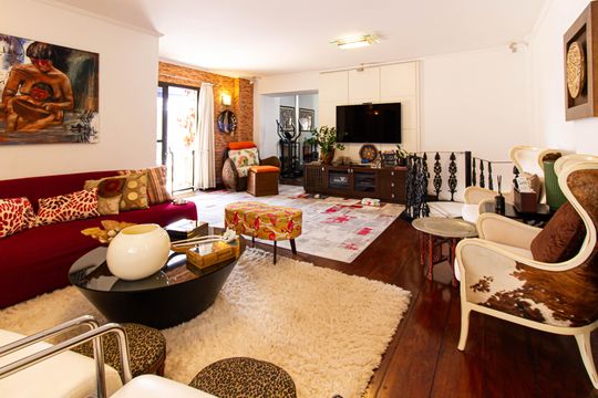 Apartamento mobiliado com 4 quartos, 1 suíte, quintal e piscina no condomínio, ideal para comprar. — Área Gourmet - Sala