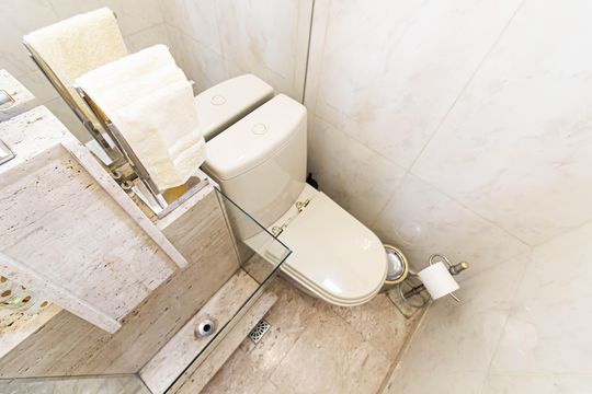 Apartamento mobiliado com 4 quartos, 1 suíte, quintal e piscina no condomínio, ideal para comprar. — Lavabo Terraço privativo