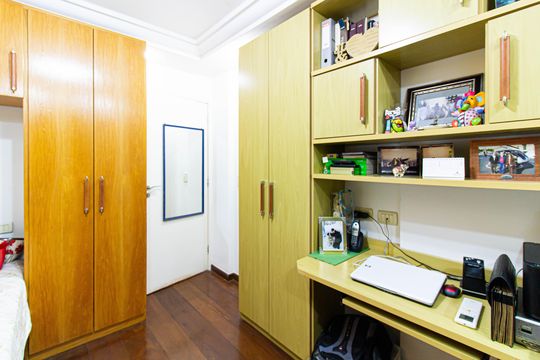 Apartamento mobiliado com 4 quartos, 1 suíte, quintal e piscina no condomínio, ideal para comprar. — Quarto 3