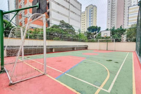 Apartamento mobiliado com 4 quartos, 1 suíte, quintal e piscina no condomínio, ideal para comprar. — Área comum