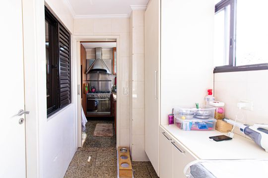 Apartamento mobiliado com 4 quartos, 1 suíte, quintal e piscina no condomínio, ideal para comprar. — Área de Serviço