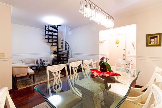 Apartamento mobiliado com 4 quartos, 1 suíte, quintal e piscina no condomínio, ideal para comprar. — Sala - Sala de Jantar