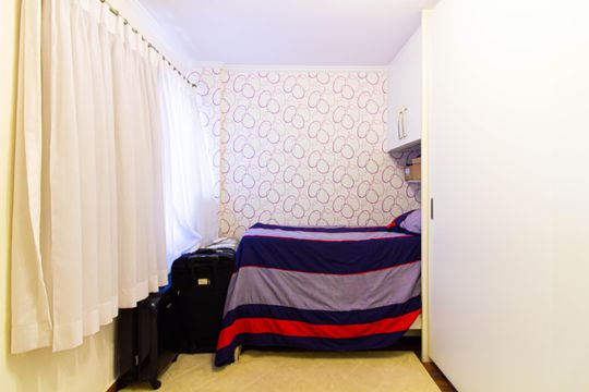 Apartamento mobiliado com 4 quartos, 1 suíte, quintal e piscina no condomínio, ideal para comprar. — Quarto 2