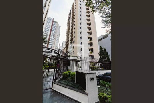 Apartamento mobiliado com 4 quartos, 1 suíte, quintal e piscina no condomínio, ideal para comprar. — Fachada