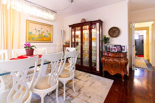 Apartamento mobiliado com 4 quartos, 1 suíte, quintal e piscina no condomínio, ideal para comprar. — Sala - Sala de Jantar